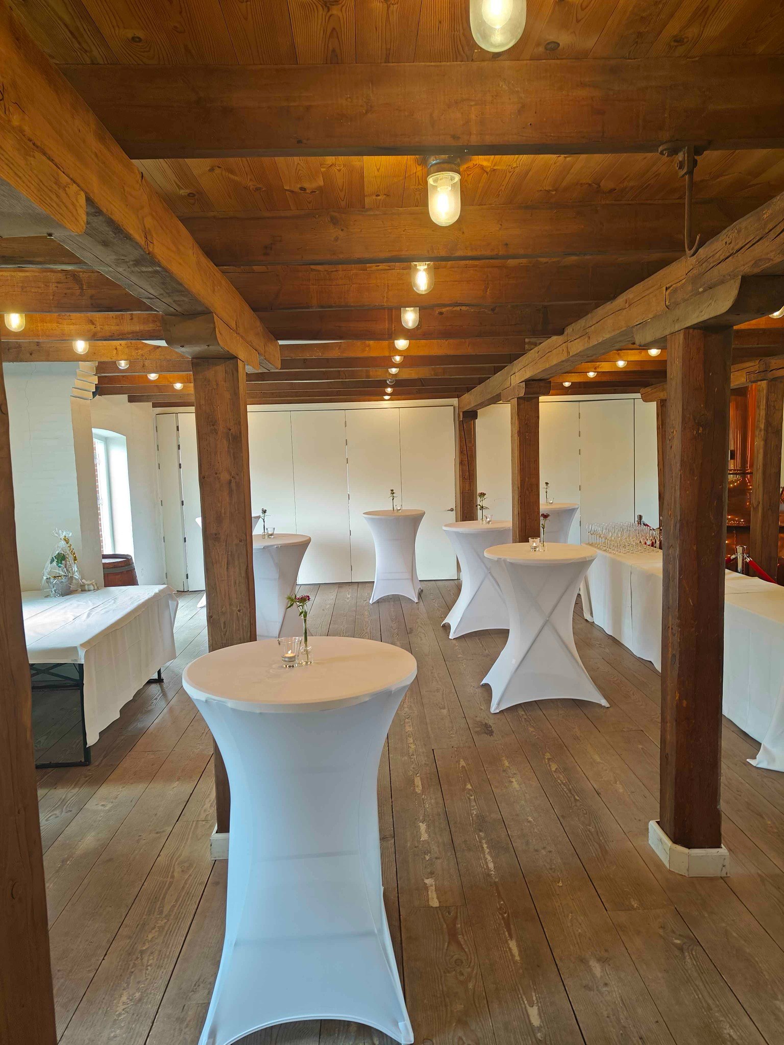 Reception med ståborde på Rækker Mølle Bryghus