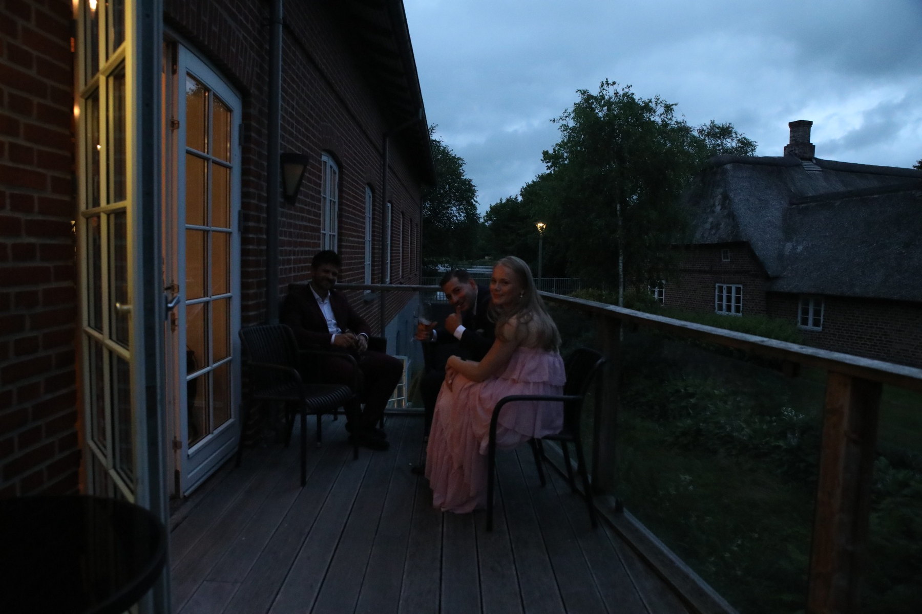 Gæster på bryghusets balkon med udsigt til de historiske omgivelser